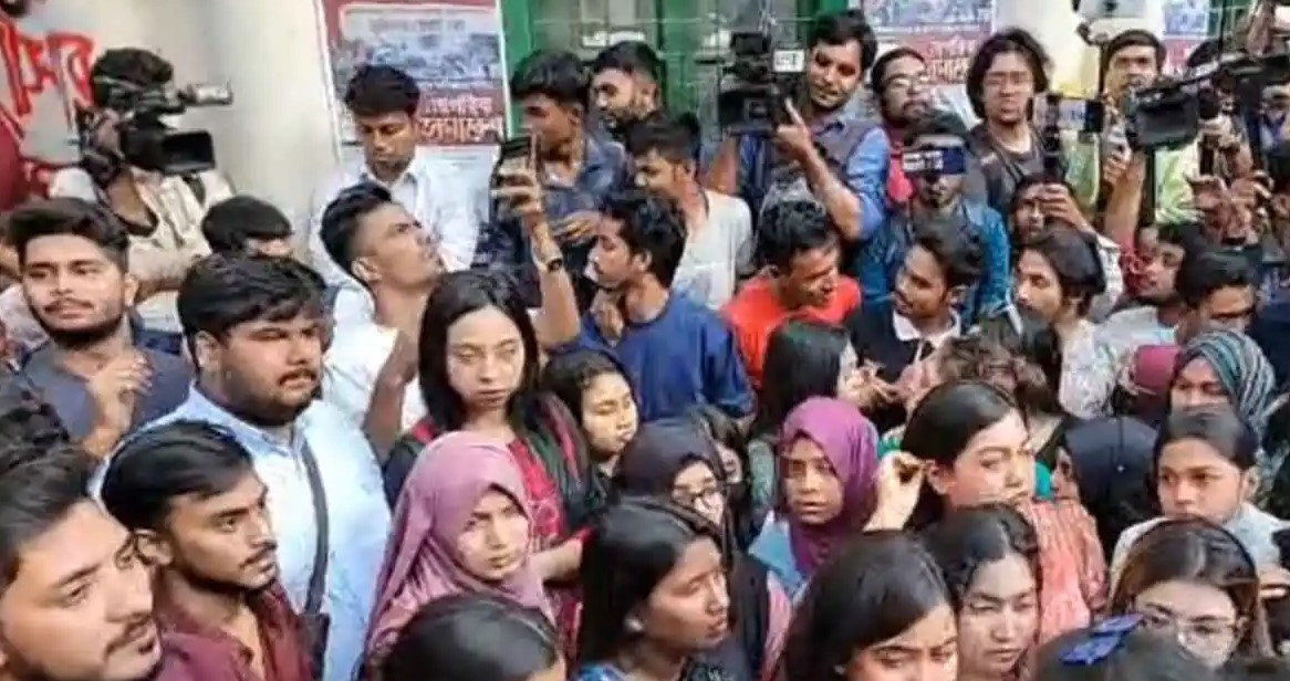 বেসরকারি বিশ্ববিদ্যালয় শিক্ষার্থীদের বিক্ষোভ, কাল ‘ঢাকা ব্লকেড’ ঘোষণা