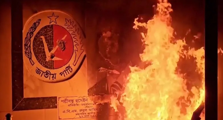 যে তিন ইস্যুতে বিতর্ক, বিরোধিতার মুখে ছাত্ররা