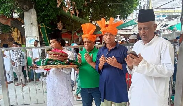 কালিয়াকৈর প্রেসক্লাবের সভাপতির মঈনুদ্দিন চিশতীর রওজা জিয়ারত