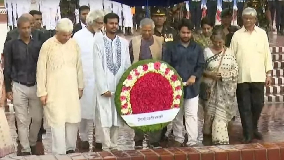 স্মৃতিসৌধে শহীদদের প্রতি উপদেষ্টাদের শ্রদ্ধা