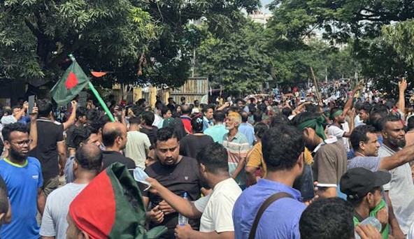 জনতার নিয়ন্ত্রণে ঢাকা