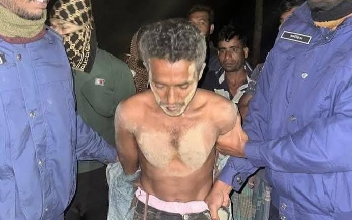 নেশার টাকা না দেওয়ায় মা-বাবাকে কুপিয়ে জখম