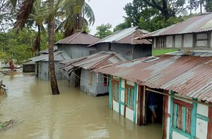 নিম্নচাপের প্রভাবে ভয়াবহ জোয়ারে গলাচিপা পানির নিচে, জনজীবন বিপর্যস্ত