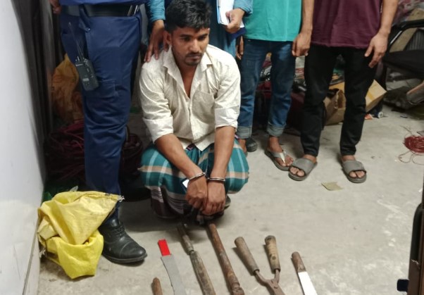 কুমিল্লায় ৬টি দেশীয় অস্ত্রসহ ১১ মামলার আসামি গ্রেপ্তার