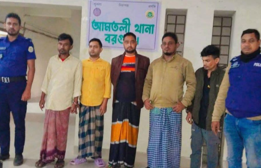 আমতলীতে বাসে অগ্নিসংযোগ: ছাত্রলীগ-যুবলীগের ৫ জন গ্রেফতার