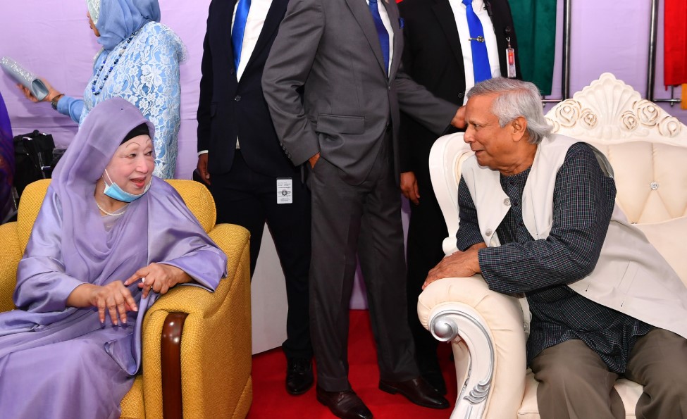 সেনাকুঞ্জে খালেদা-ইউনূসের কুশল বিনিময়