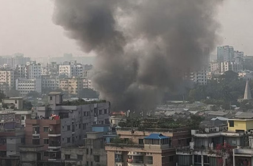 কড়াইল বস্তিতে আগুন, নিয়ন্ত্রণে ১০ ইউনিট