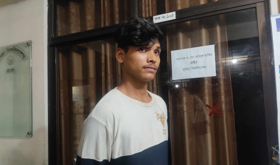 কুবিতে মাদকসেবনরত অবস্থায় বহিরাগত আটক, পুলিশে সোপর্দ