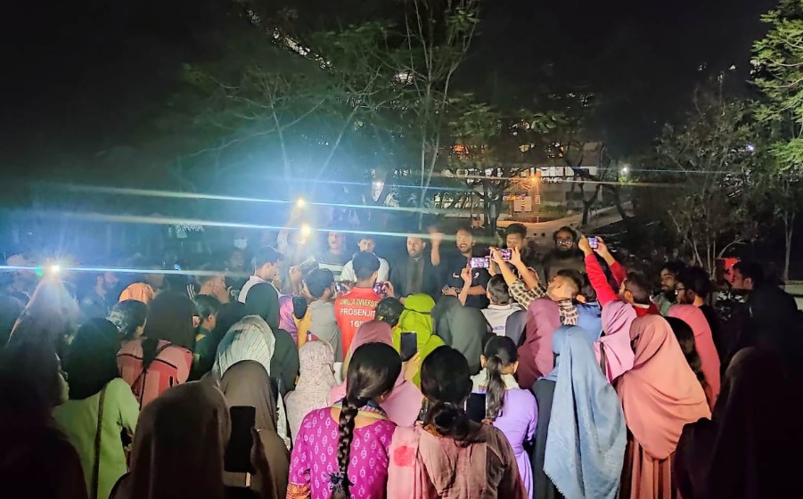 ধর্ষকদের প্রকাশ্যে মৃত্যুদণ্ডের দাবিতে কুবি শিক্ষার্থীদের বিক্ষোভ