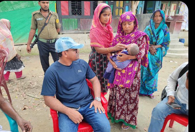 বজ্রপাতে নিহত গৃহবধূ আসমা বেগমের সন্তানের পাশে নলছিটির ইউএনও