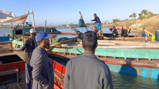 কুষ্টিয়ায় অবৈধ বালু উত্তোলনে বাধা দেওয়ায় পুলিশের ওপর গুলিবর্ষণ, ওসিসহ পাঁচজন আহত