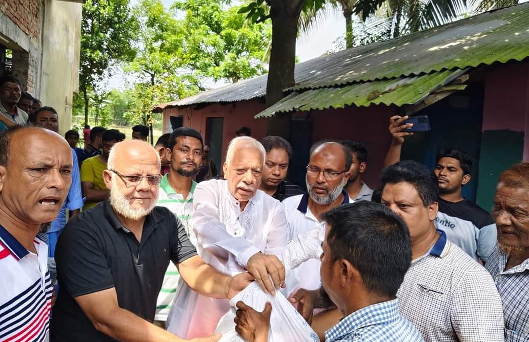 ফেনীর বন্যাদুর্গতদের মাঝে বিএনপি নেতৃবৃন্দের ত্রাণ বিতরণ