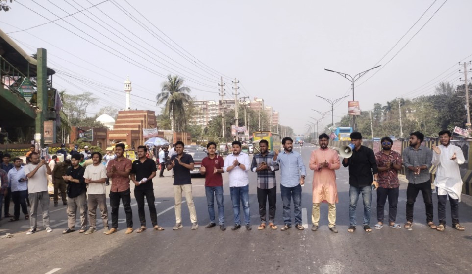 জাবি শিক্ষার্থীদের মহাসড়ক অবরোধ, স্বরাষ্ট্র উপদেষ্টার পদত্যাগ দাবি
