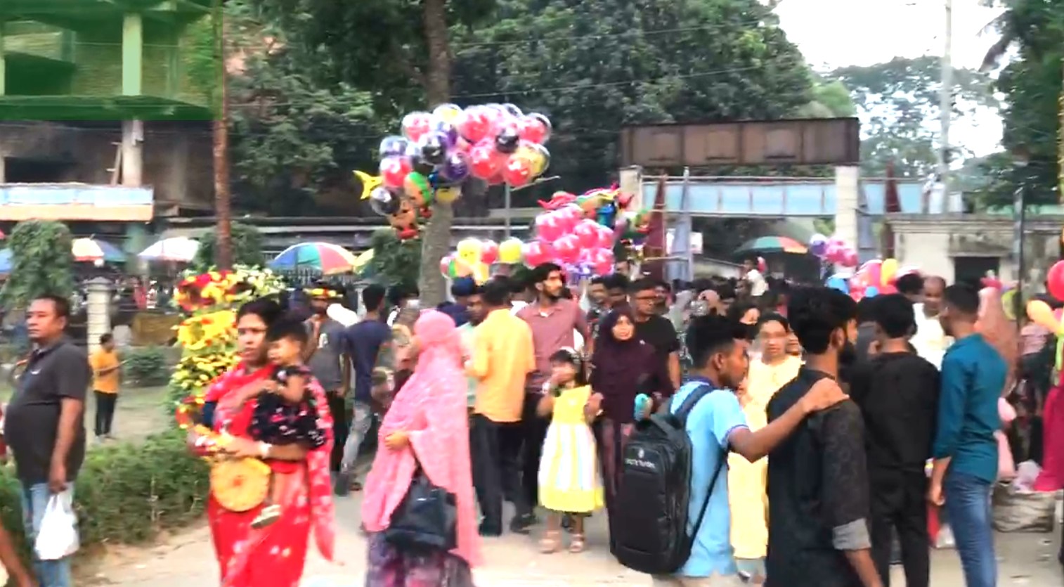 কবিগুরুর জন্মোৎসবে শাহজাদপুরে রবীন্দ্র প্রেমীদের উপচে পড়া ভিড়