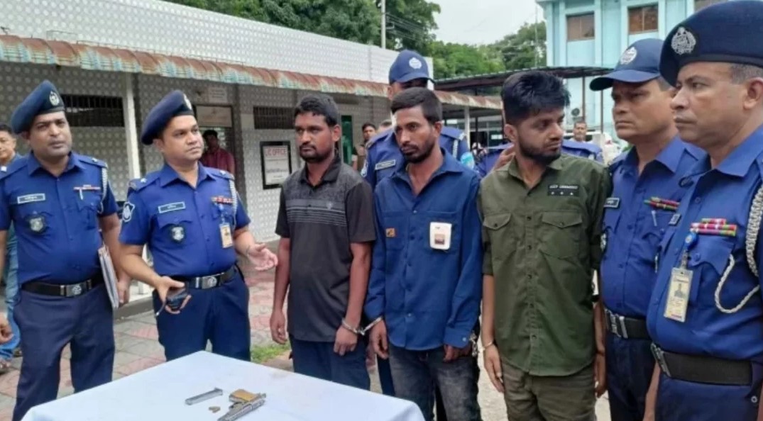 জেল থেকে বেরিয়েই অস্ত্র হাতে ডাকাতির প্রস্তুতি, কুমিল্লায় তিনজন আটক