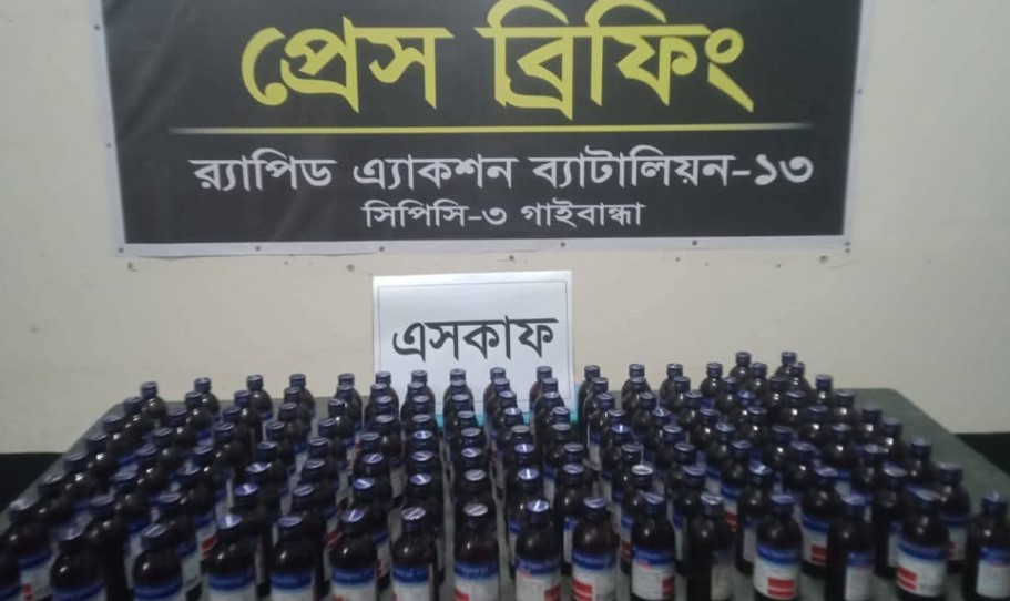 গাইবান্ধায় আবাসিক হোটেলে র‍্যাবের হানা: ১৩১ বোতল এসকাফসহ গ্রেপ্তার ২