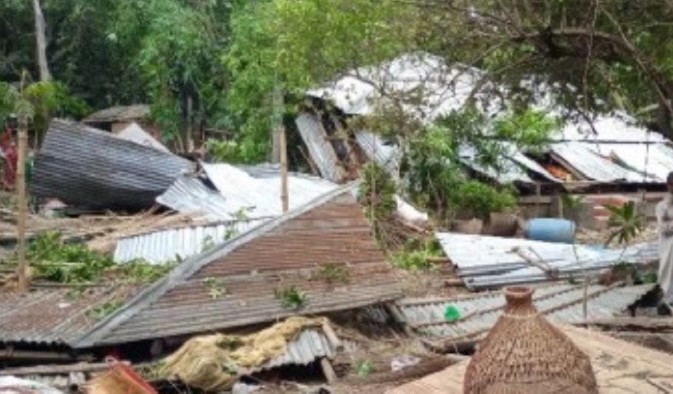 রাণীনগর-আত্রাই উপজেলায় ঝড়ে আড়াই শতাধীক বাড়ি-ঘরের ক্ষতি
