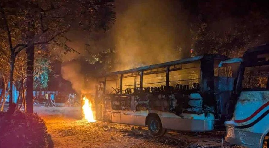 সাভারে রাতভর দুই বিশ্ববিদ্যালয়ের শিক্ষার্থীদের ভয়াবহ সংঘাত, অগ্নিসংযোগ ও ভাঙচুর