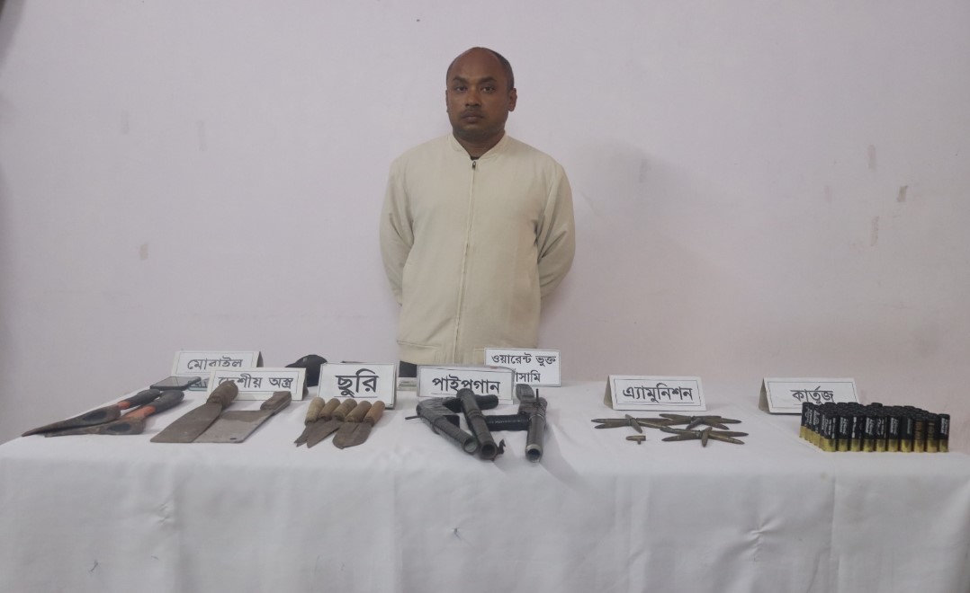 কুমিল্লায় যৌথ অভিযানে অস্ত্র ও গোলাবারুদসহ শীর্ষ সন্ত্রাসী শামীম গ্রেপ্তার