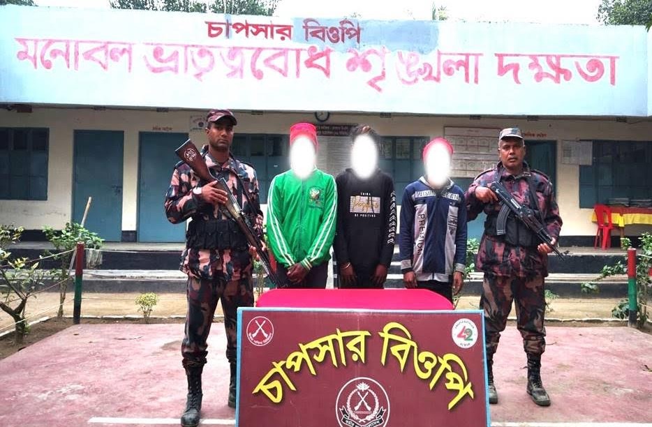 সীমান্তে মানবপাচারকারীসহ ৩ বাংলাদেশি আটক, বিপুল মাদকদ্রব্য উদ্ধার