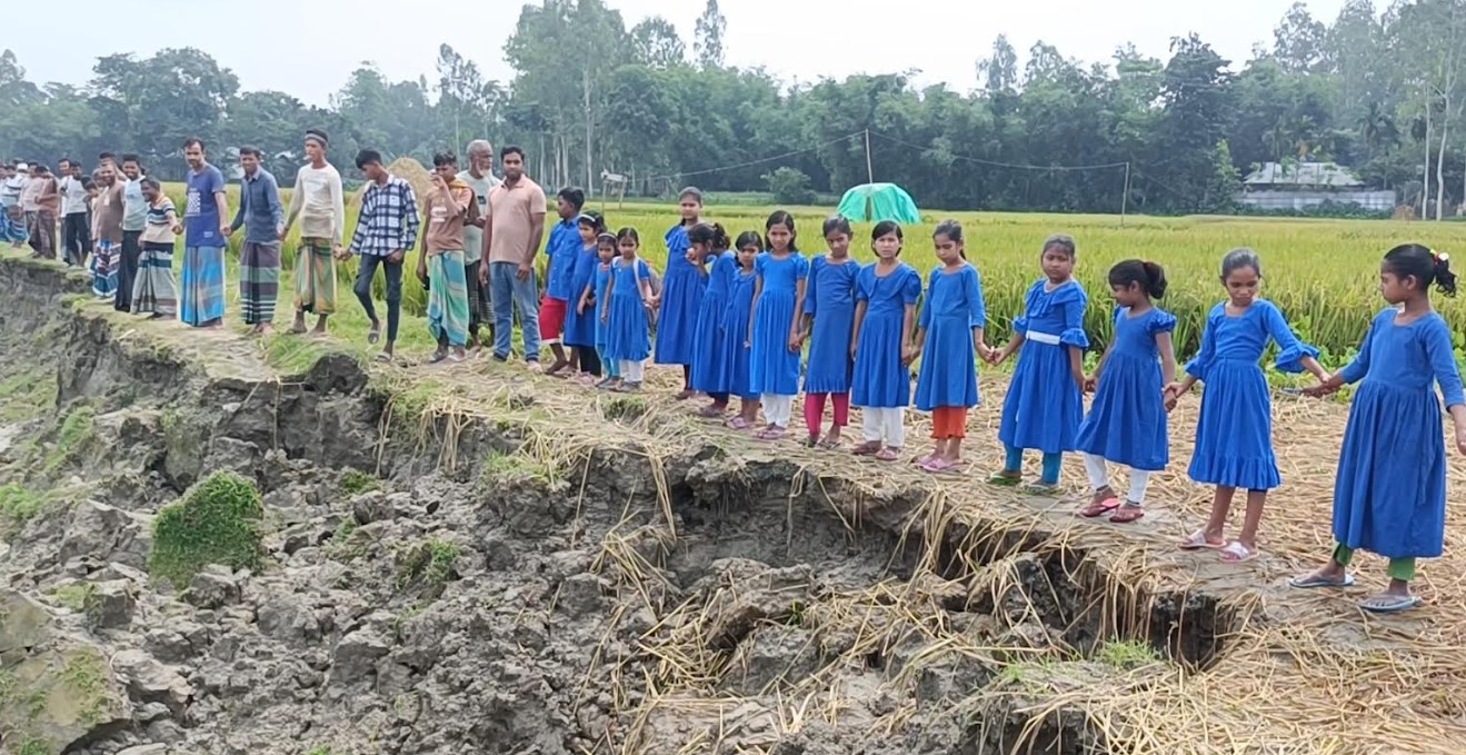 কুড়িগ্রামে ধরলার ভাঙন রোধে স্থানীয়দের মানববন্ধন: বিদ্যালয় ও বসতভিটা রক্ষার দাবি