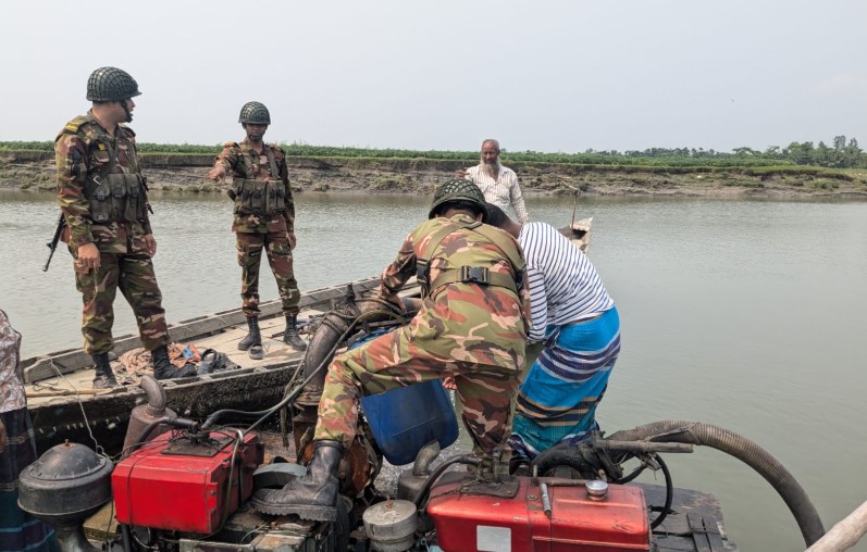 রায়পুরে অবৈধ বালু উত্তোলনের  যৌথ বাহিনীর অভিযান, চারটি ড্রেজার জব্দ