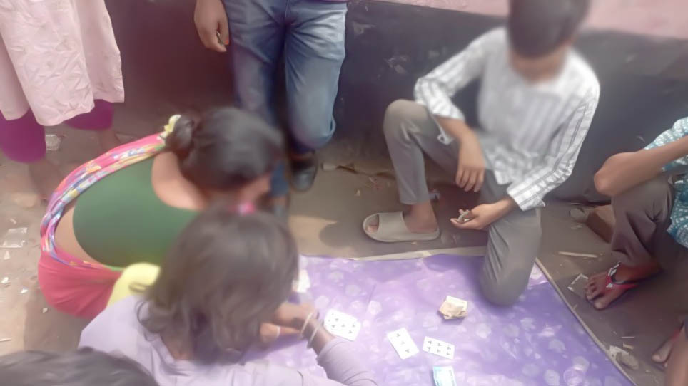 আক্কেলপুর রেল কলোনিতে প্রকাশ্যে বসছে জুয়ার আসর, ধ্বংসের পথে যুব সমাজ!