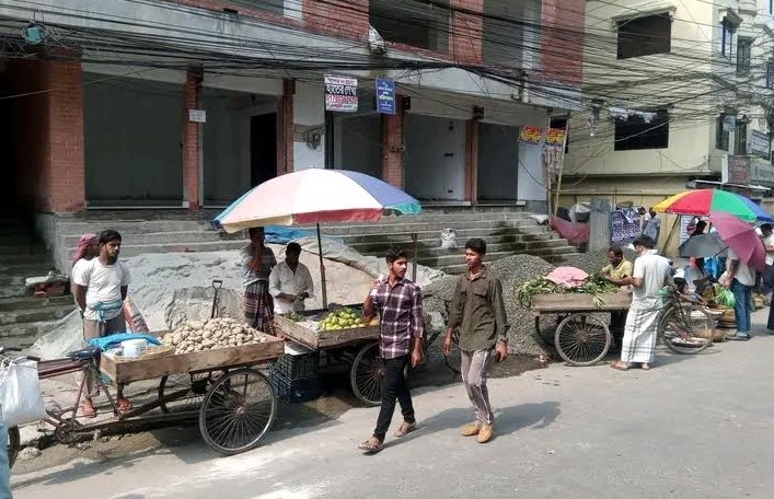 বরিশালে হাতেম আলী কলেজের সামনে সড়ক ও ফুটপাত দখল: জনদুর্ভোগ চরমে