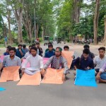 রাকসু নির্বাচন ও শতভাগ আবাসনের দাবিতে রাবি শিক্ষার্থীদের বিক্ষোভ