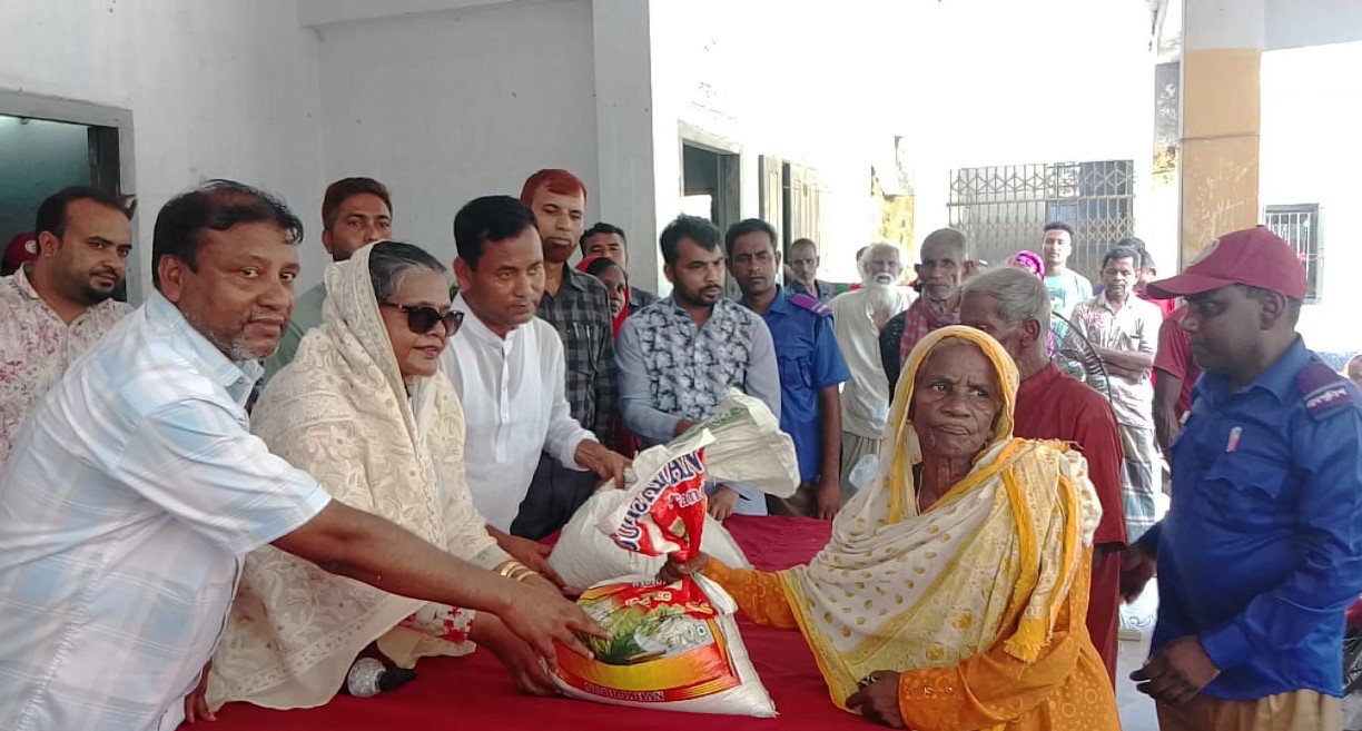 বগুড়ায় ৪ শতাধিক বন্যার্ত পরিবারের মাঝে খাদ্যশস্য বিতরণ সাহাদারা এমপির