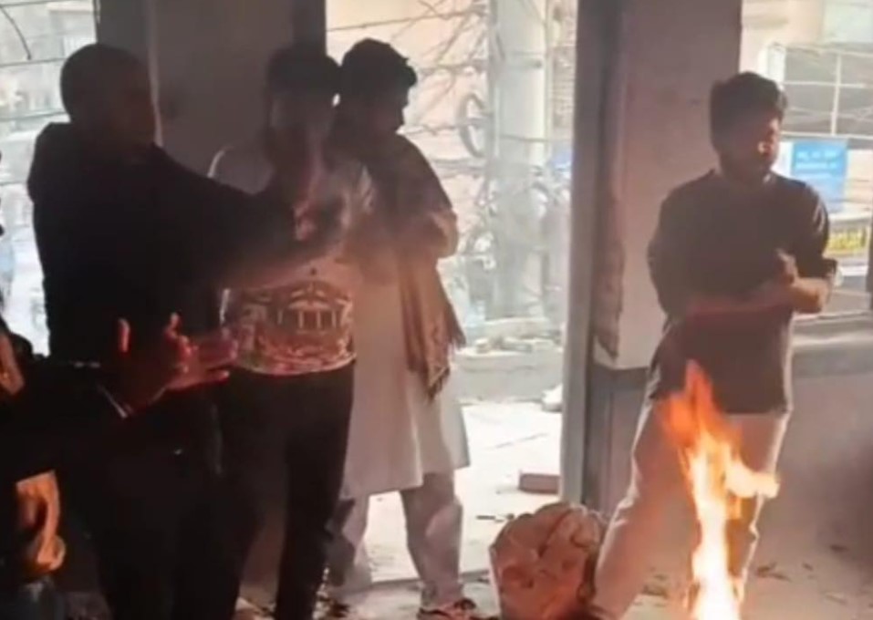 দিনাজপুরে জেলা আওয়ামী লীগের কার্যালয়ে জয় বাংলা স্লোগান, প্রতিবাদে অগ্নিসংযোগ