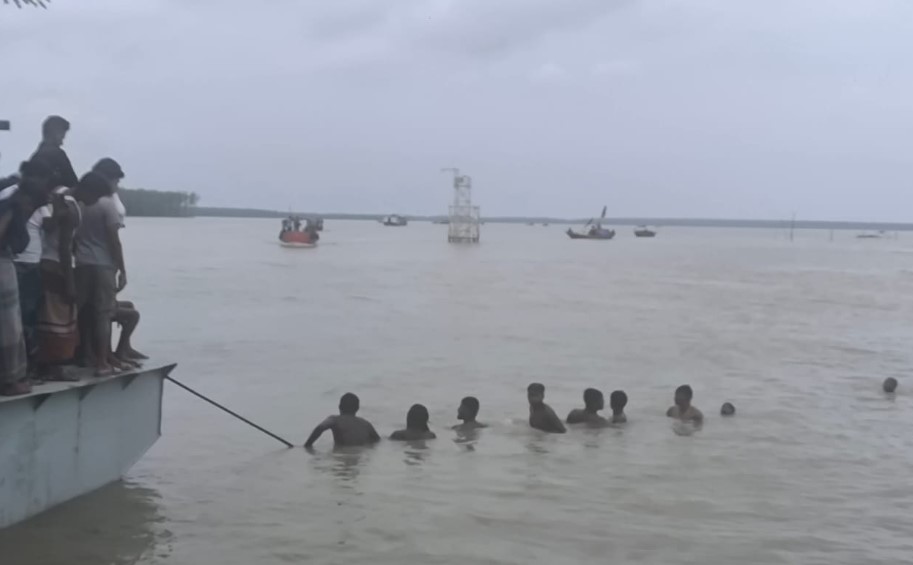 রাঙ্গাবালীতে পন্টুনে ধাক্কা লেগে নদীতে পড়ে জেলে নিখোঁজ