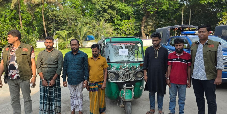 কুমিল্লায় আন্তঃজেলা সিএনজি চোর চক্রের ৫ সদস্য গ্রেপ্তার, উদ্ধার ৩ হাজার পিস ইয়াবা