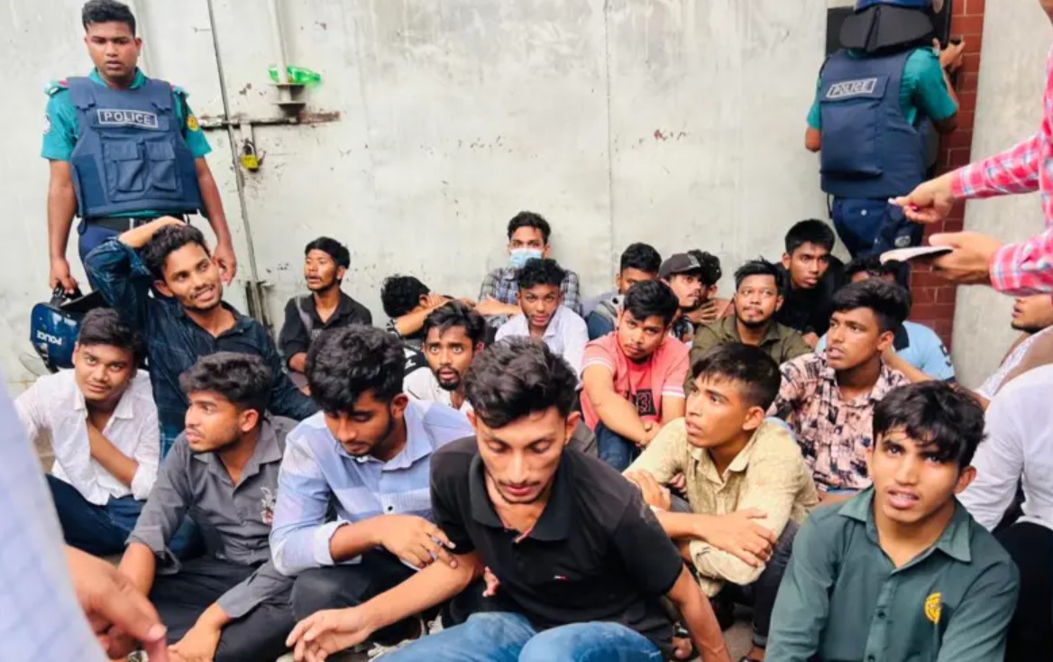 সচিবালয়ে ফলাফল বাতিলের দাবিতে বিক্ষোভ, আটক ৫৩ শিক্ষার্থী