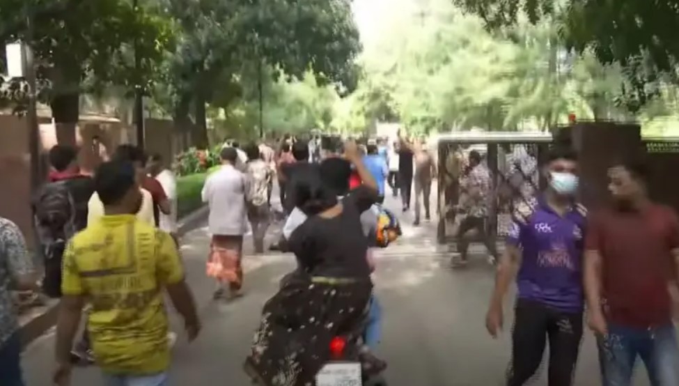 গণভবন প্রাঙ্গণে ঢুকে পড়েছেন আন্দোলনকারীরা