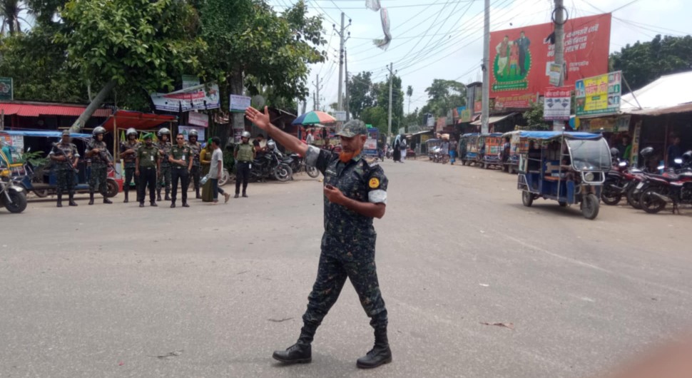 শরীয়তপুরে ট্রাফিক নিয়ন্ত্রণে কাজ করে যাচ্ছে আনসার ব্যাটালিয়ান সদস্যরা