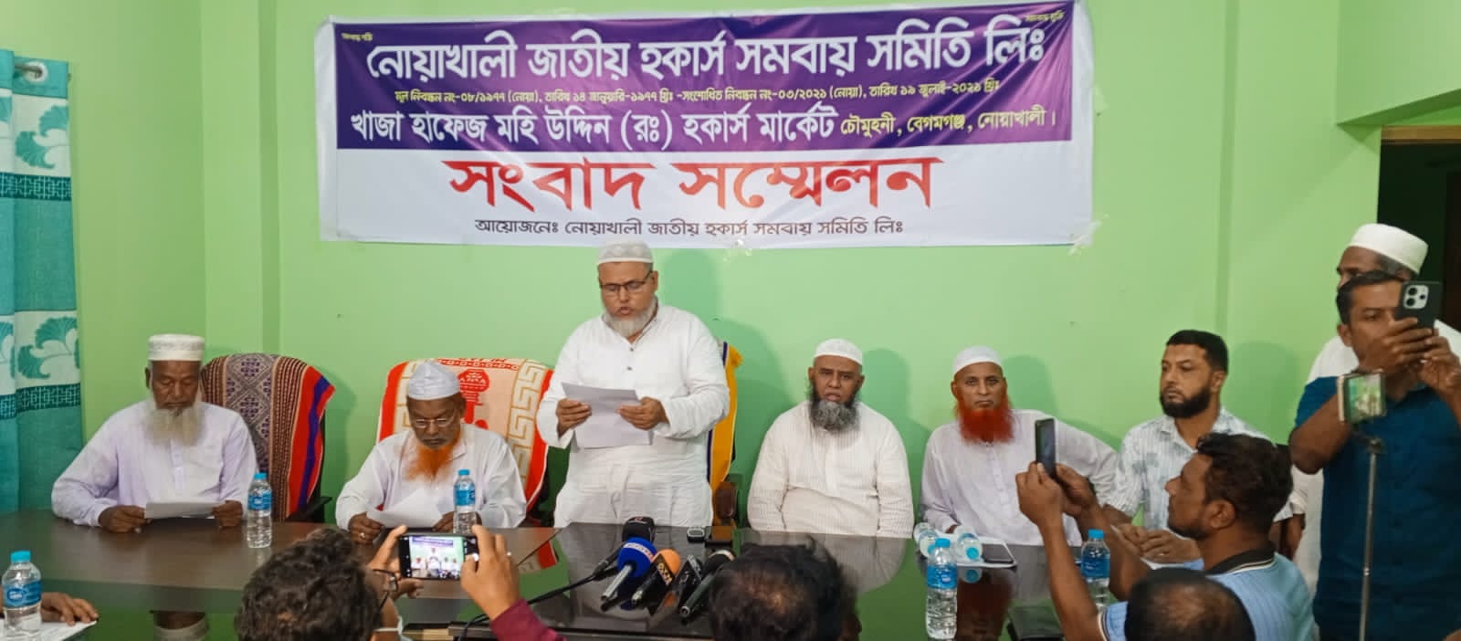 চৌমুহনীতে পৌর প্রশাসকের বিরুদ্ধে হকার্স সমিতির হয়রানি ও হামলার অভিযোগ