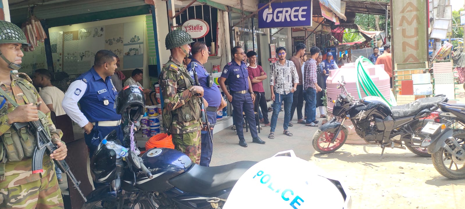 শরীয়তপুরে রেজিস্ট্রেশনবিহীন গাড়ি আটক, সেনা-পুলিশের যৌথ অভিযান