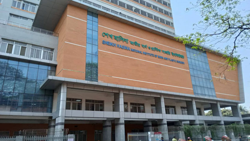 সাড়ে ১৫ বছর ক্ষমতায় থাকার পর গণআন্দোলনে হাসিনার পতন