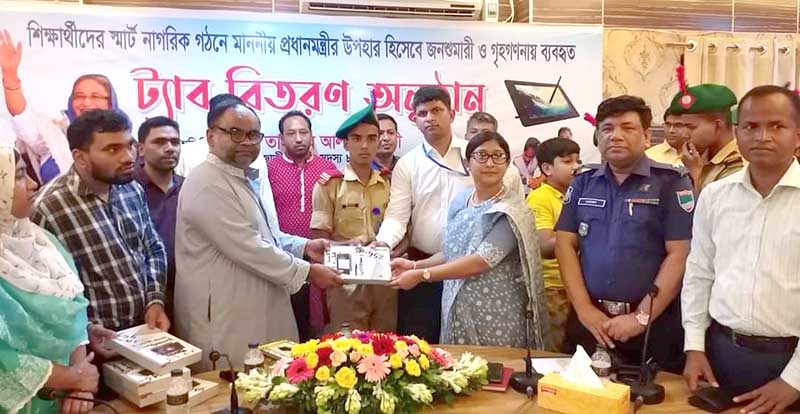 ঝিনাইদহে শিক্ষার্থীদের মাঝে ট্যাব বিতরণ
