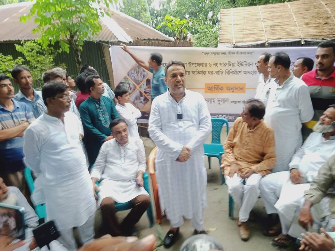 শৈলকুপায় নির্বাচনী সহিংসতায় বাড়ি ছাড়া ৪৫ পরিবারের পাশে আ.লীগ নেতা