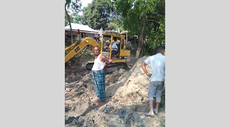 সরিষাবাড়ীতে সরকারী অনুদান না পেয়ে এলাকাবাসির উদ্যোগে রাস্তা নির্মাণ