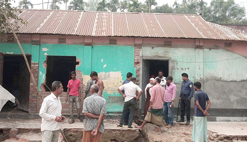 মুক্তিযোদ্ধার পরিবারকে ভিটেমাটি ছাড়া করল স্বজনরা, ৯৯৯ এ কল করে উদ্ধার