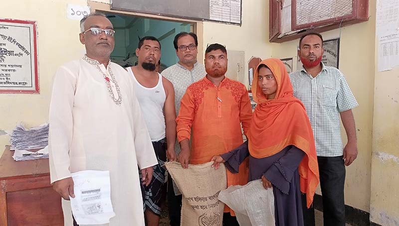 কাউনিয়ায় ভিজিএফ চাল বিতরণ শুরু