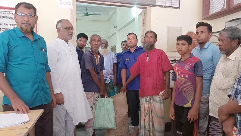 কাউনিয়ায় বন্যার্তদের মাঝে চাল বিতরণ