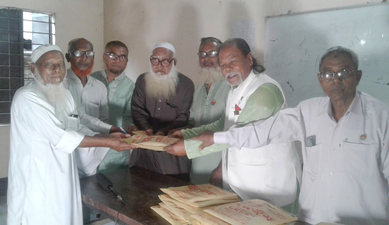 কাউনিয়ায় বীর মুক্তিযোদ্ধাদের মধ্যে ঈদ উপহার বিতরণ