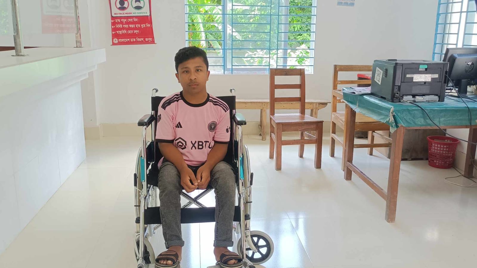 কাউনিয়ায় হুইল চেয়ারে পরীক্ষা দিয়ে প্রতিবন্ধি মাহমুদুর পেয়েছে জিপিএ-৫