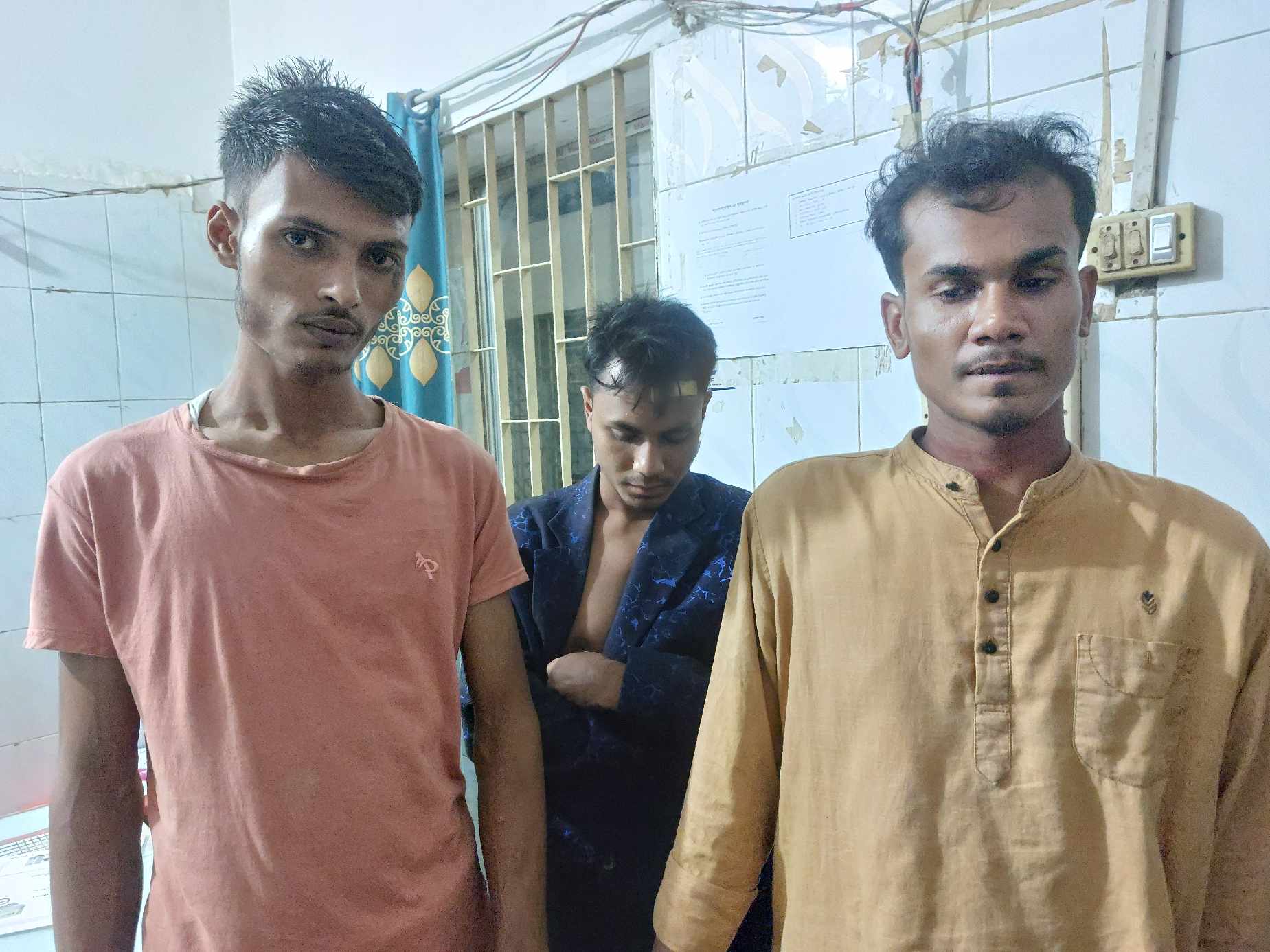 শ্রীপুরে পুলিশ পরিচয়ে টাকা দাবীর অভিযোগ, আটক ৩
