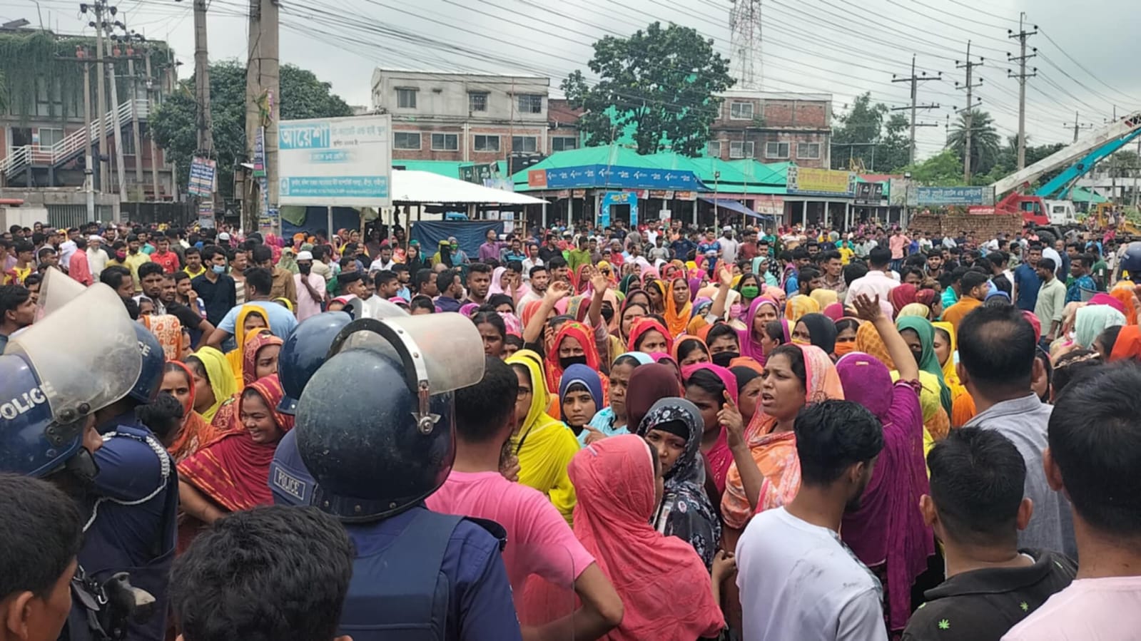 শ্রীপুরে শ্রমিকদের সড়ক অবরোধ, টিয়ার গ্যাস নিক্ষেপ: শ্রমিক-পুলিশসহ আহত ৩