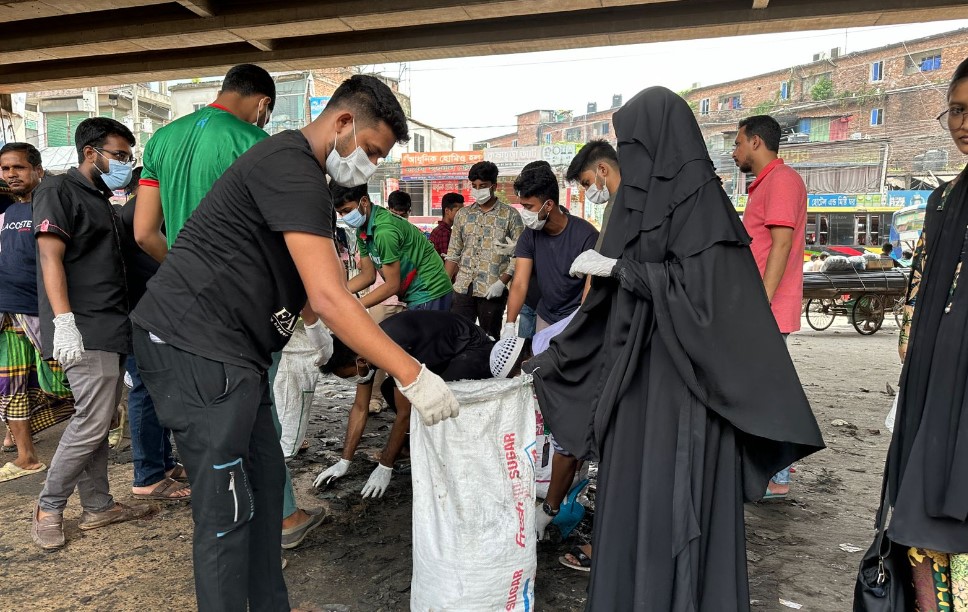 শ্রীপুরের শিক্ষার্থীদের পরিষ্কার-পরিচ্ছন্নতা অভিযান